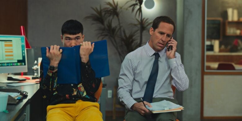 Beuterückblick: Nicholas (gespielt von Joel Kim Booster, links) und Arthur (Nat Faxon) können ihre Augen nicht von den Ereignissen im Büro abwenden.