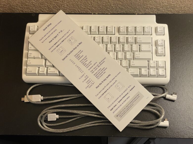 El contenido de la caja: dos cables de diferentes longitudes, un adaptador USB-C, un raíl y el propio teclado.