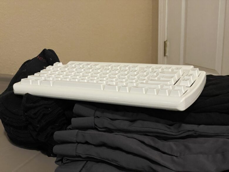 Der Mini Tactile Pro sitzt auf einem Stapel meiner Wäsche.