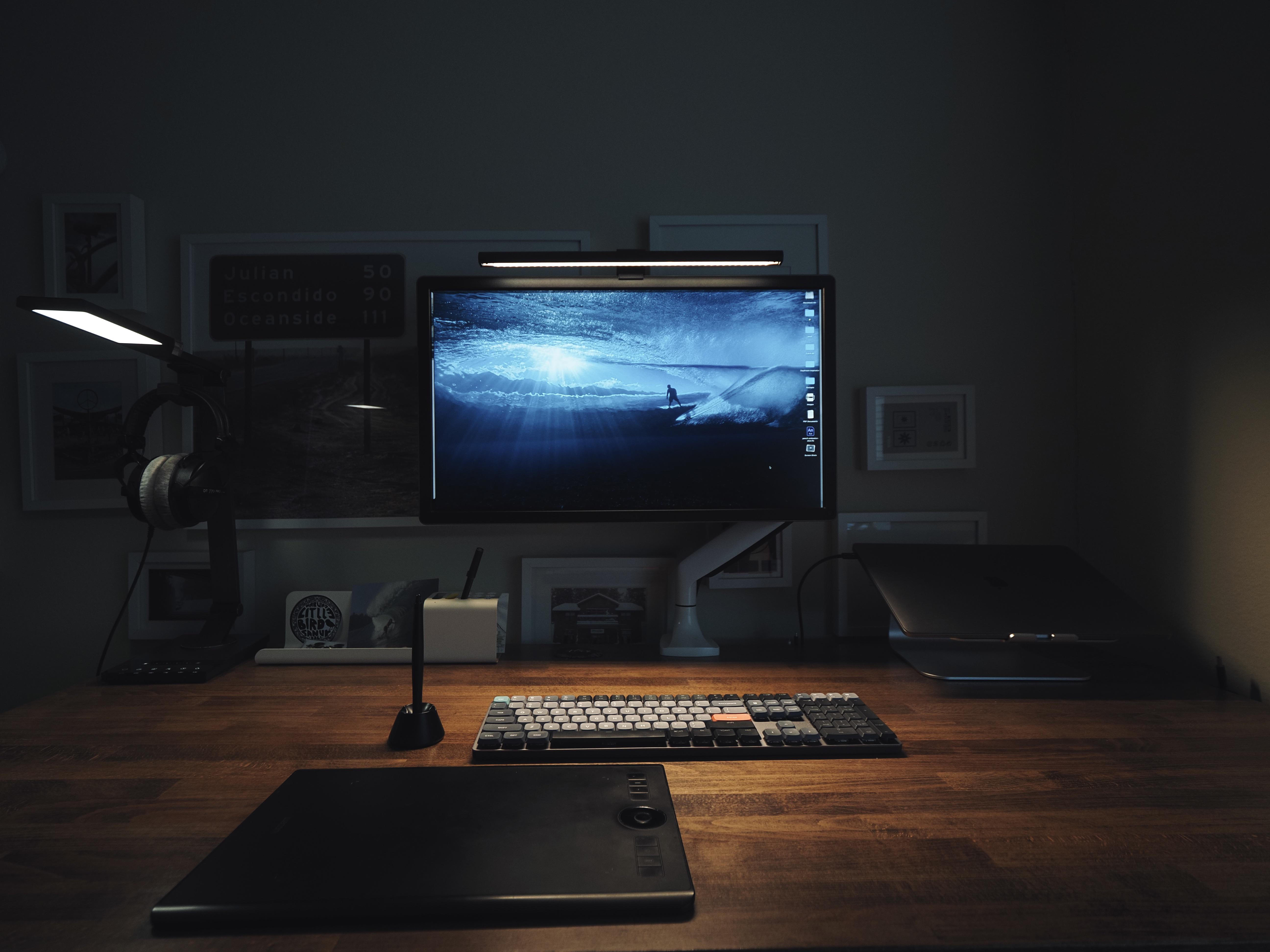 That thing in the foreground is a Wacom Intuos Pro M tablet.