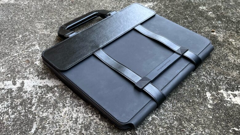 Die Rückseite des Pitaka FlipBook Case zeigt, dass es sich hauptsächlich um eine Möglichkeit handelt, einen Griff an einem iPad anzubringen.
