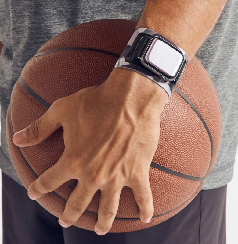 Spielen Sie mit dem von Schweißbändern inspirierten Apple Watch-Armband von Bucardo bequem und komfortabel.