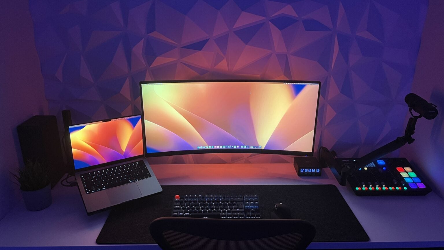 Look how the wall panels interact with the desktop wallpaper.
