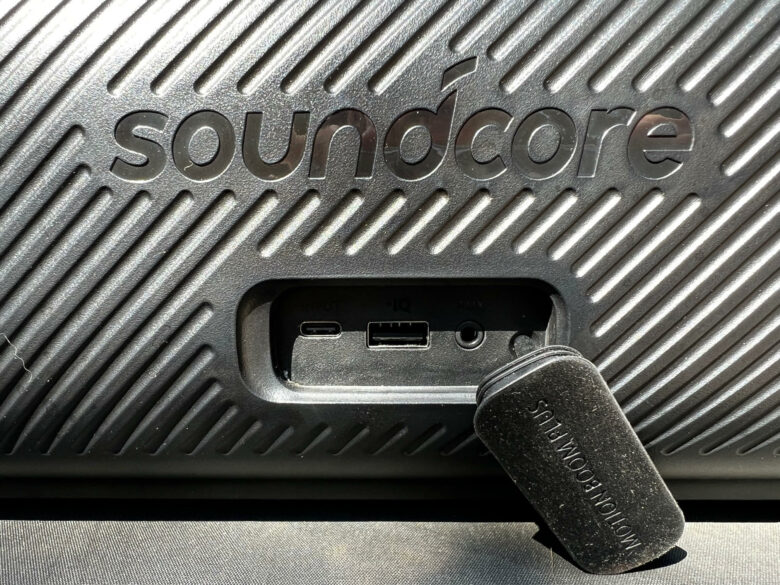 Bluetooth-Boombox-Test: Auf der Rückseite können Sie zum Aufladen andere Soundcore-Lautsprecher oder andere Nicht-Bluetooth-Soundquellen (über Aux) an einen USB-C-Anschluss anschließen.