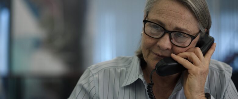 Susan Mulderick (played by Cherry Jones) must make painful phone calls to relatives of Memorial's dead patients.