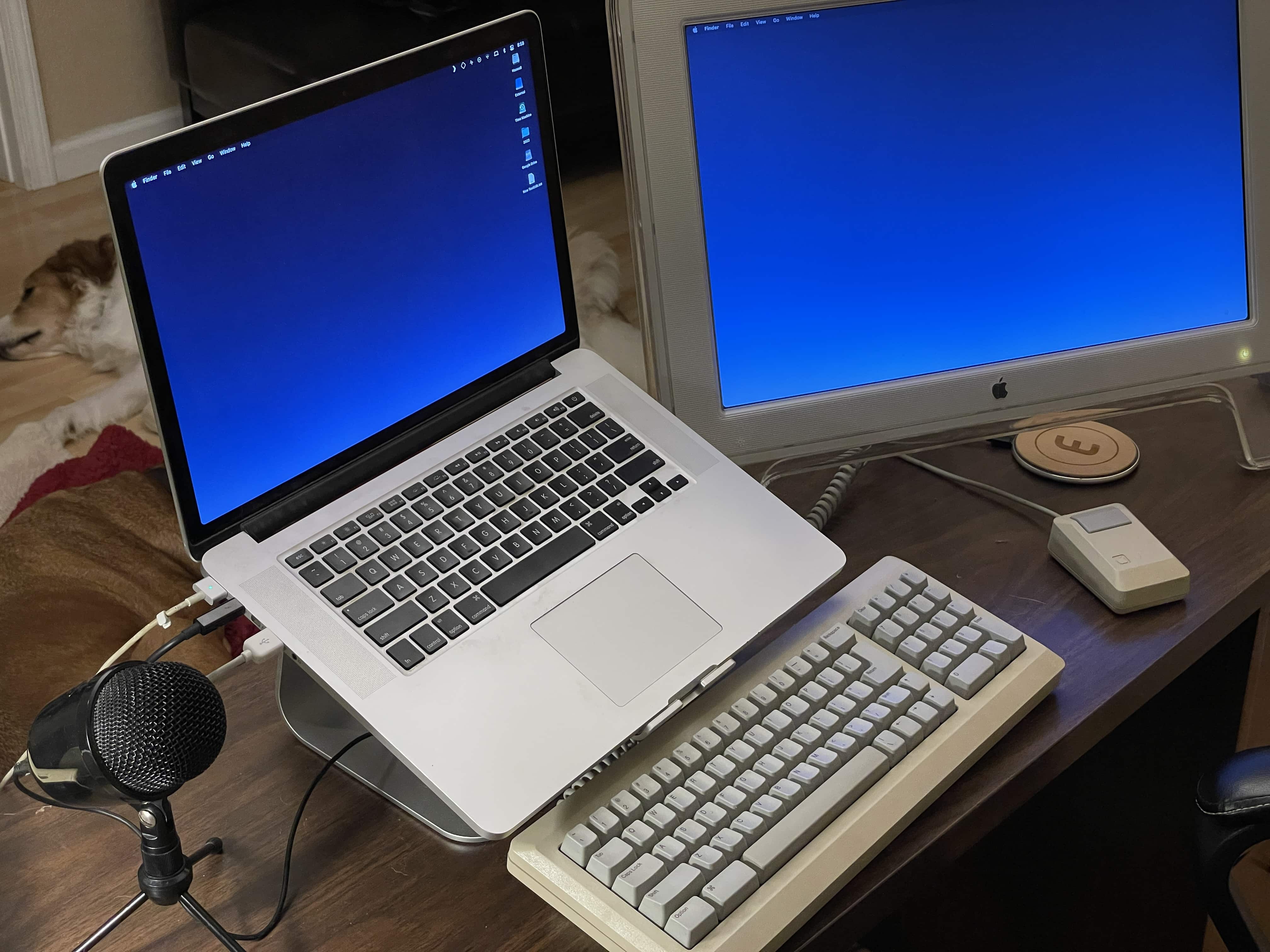 Macintosh-Tastatur und Macintosh-Maus, die an mein MacBook Pro und Cinema Display angeschlossen sind
