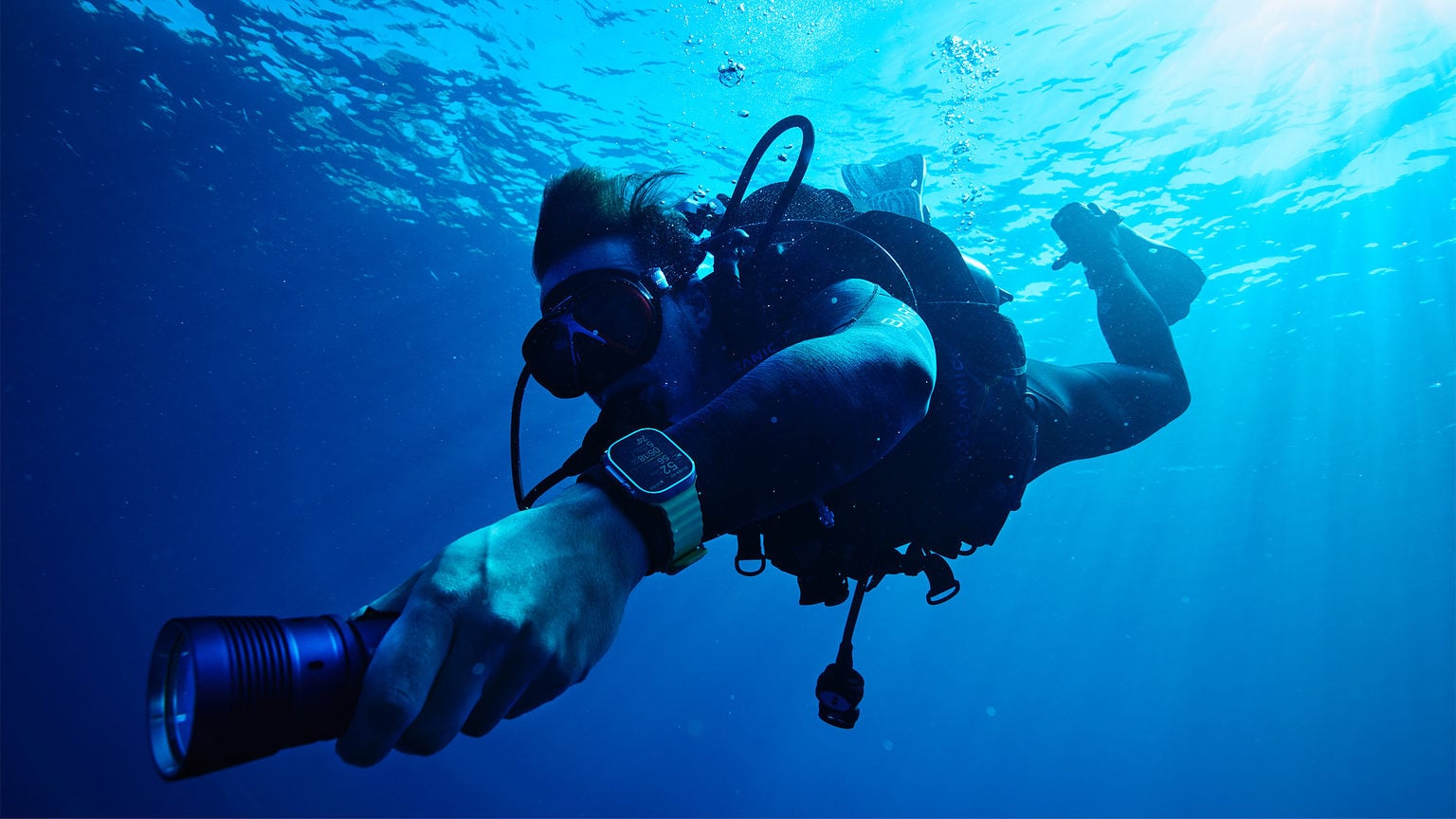 Thanks to Oceanic+ and Apple Watch Ultra, this diver will have all the information he needs to dive safely.
