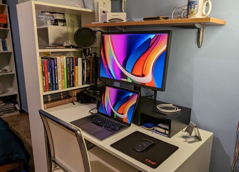 It's a cozy little space, alright. Perfect for MacBook Air, a 24-inch display and no external keyboard.