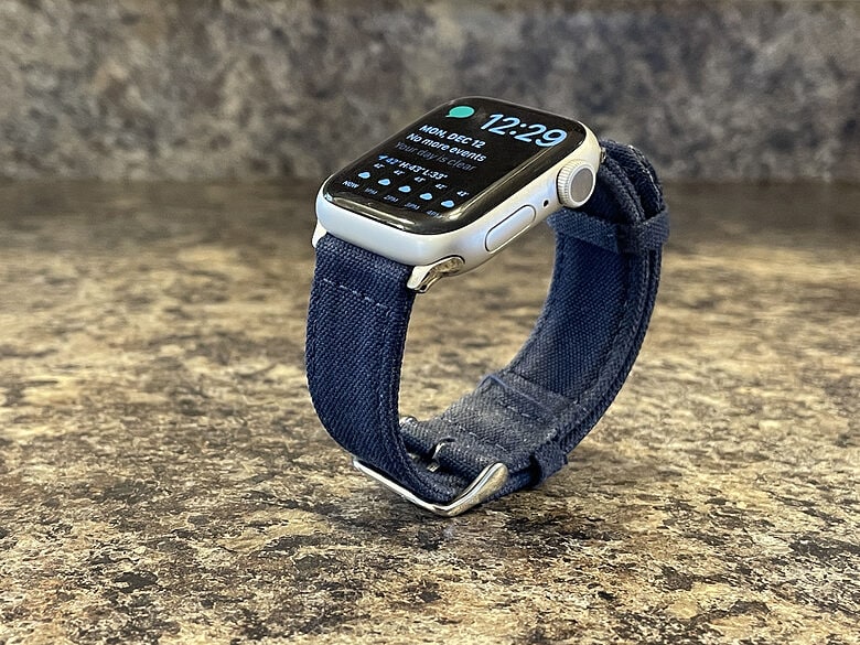 Silver aluminum Apple Watch Series 7 with the blue Durham band by Nyloon. Nyloon Durham band review: It is a straightforward watch band.