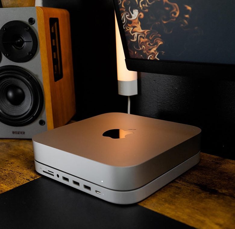 The M1 Mac mini benefits from the additional ports and storage of the Satechi hub underneath.