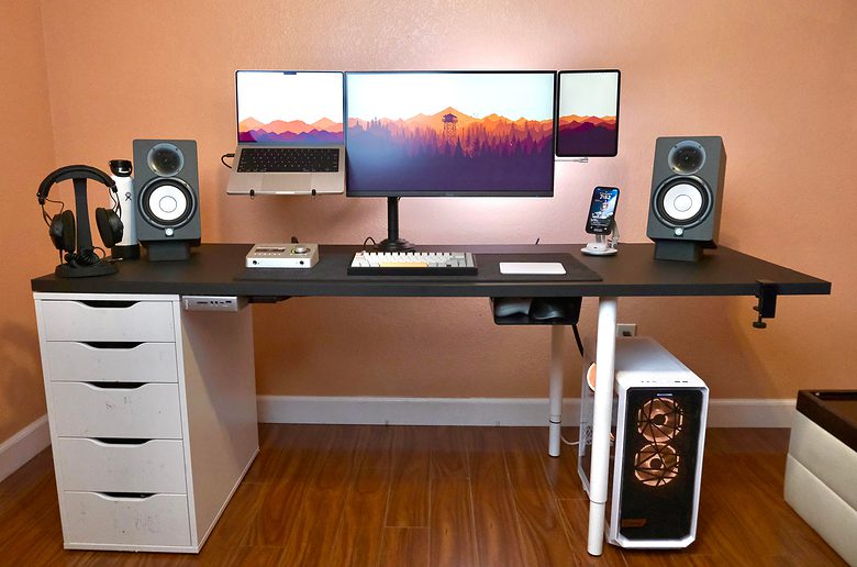 The external display, MacBook Pro and iPad are all lined up on one mount/arm.