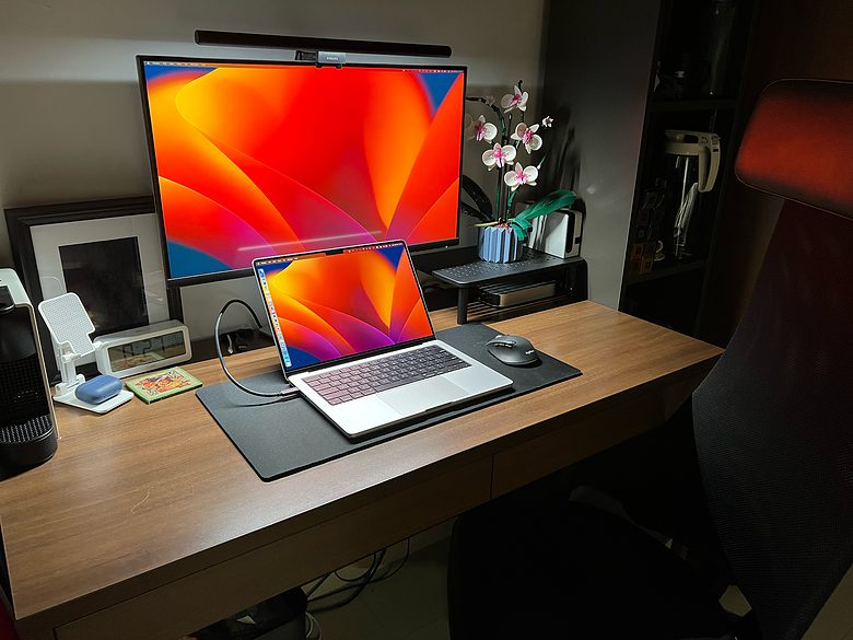 Both a MacBook Pro and a Mac mini drive this setup.