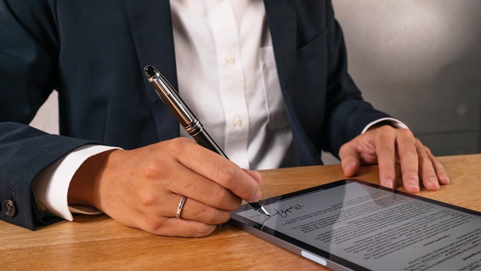 Go old school with iPad stylus that mimics the look of a fountain pen