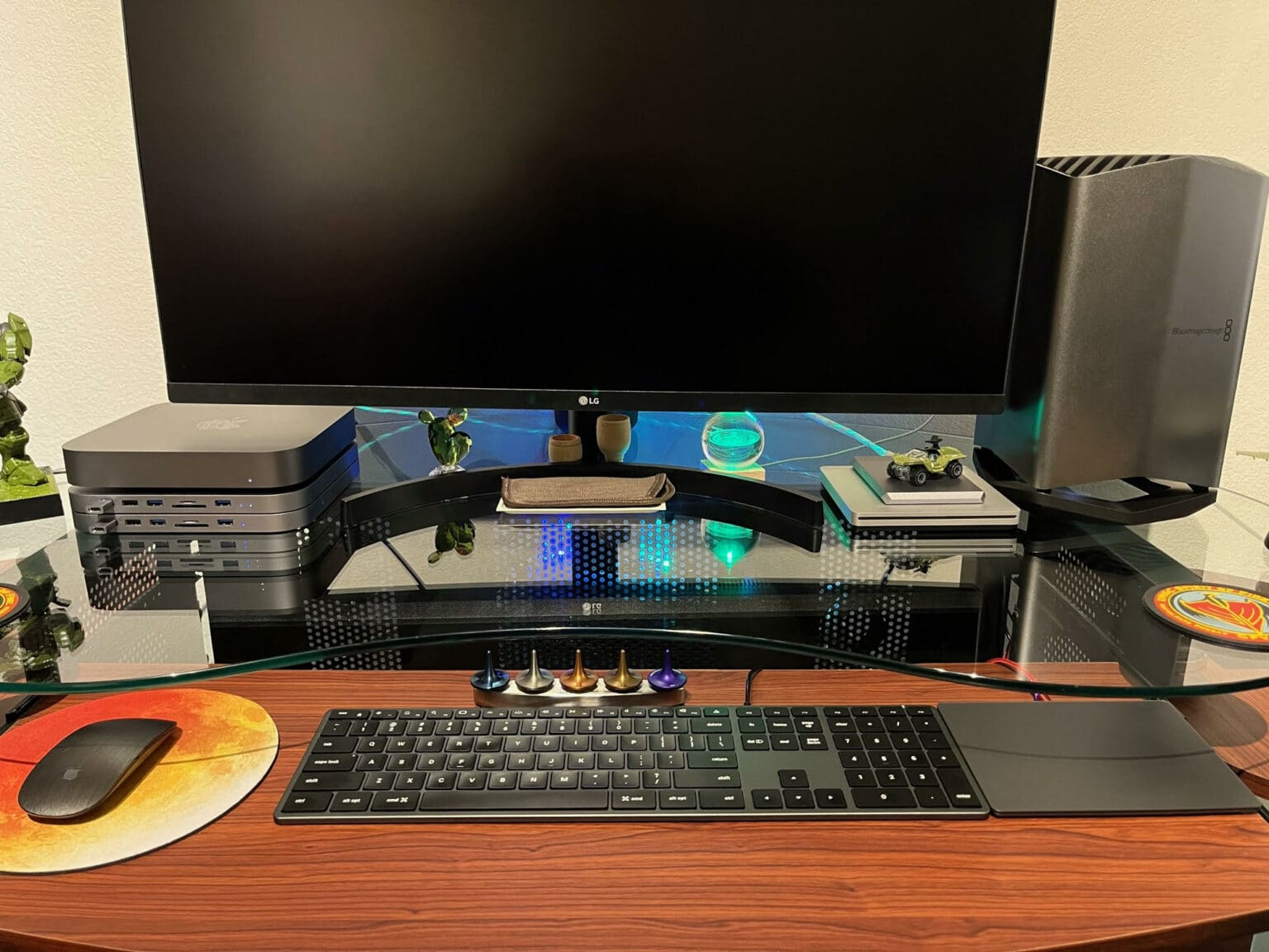 An Intel Mac mini sits atop Satechi hubs to the left of the LG 4K display. An eGPU with a potent graphics card stands to the right.