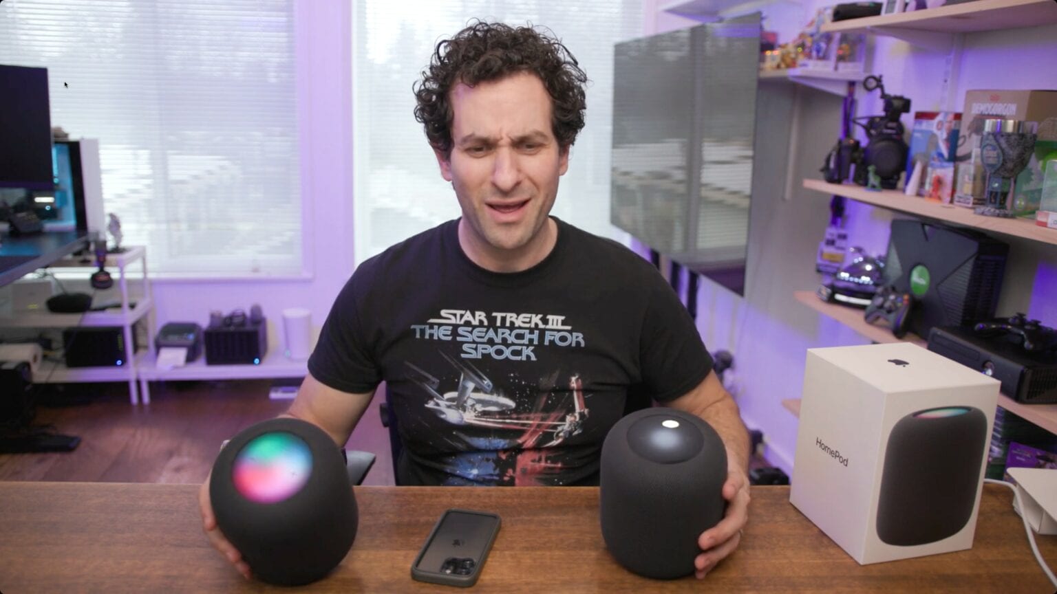 Erfon Elijah comparing the new HomePod (left) to the original (right).