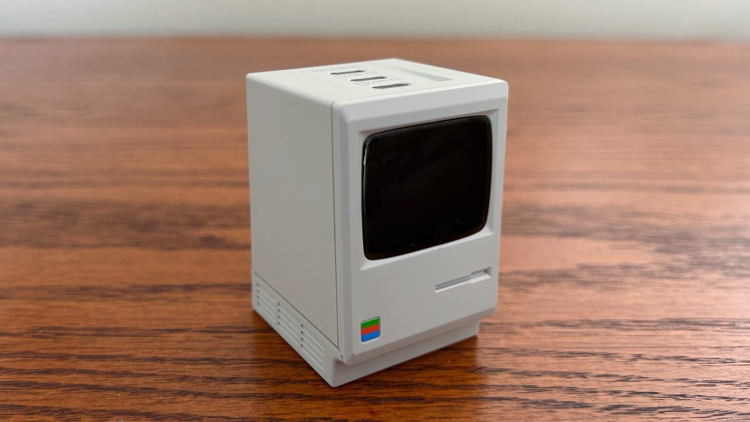 The Shargeek Retro 67, which looks like a Macintosh SE.