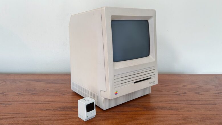 Shargeek Retro 67 with a life-size Macintosh SE