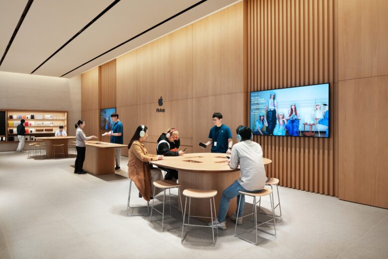 Today at Apple sessions will take place at two tables inside Apple Gangnam. 