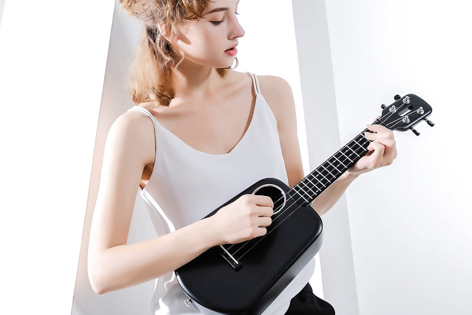 Let this smart ukulele teach you how to play for less than $160.