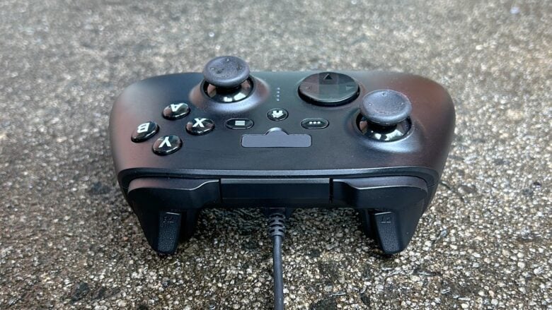 RiotPWR RP1950 game controller mimics an Xbox one.