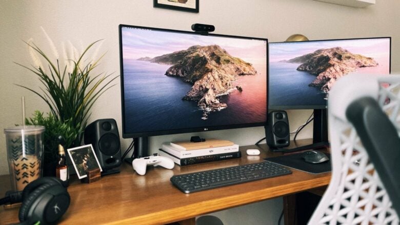 Here's the setup in spring 2021. The second monitor is a 24-inch LG UltraGear gaming display. 