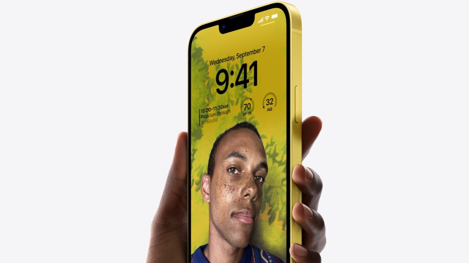 Yellow iPhone 14 and 14 Plus hit store shelves