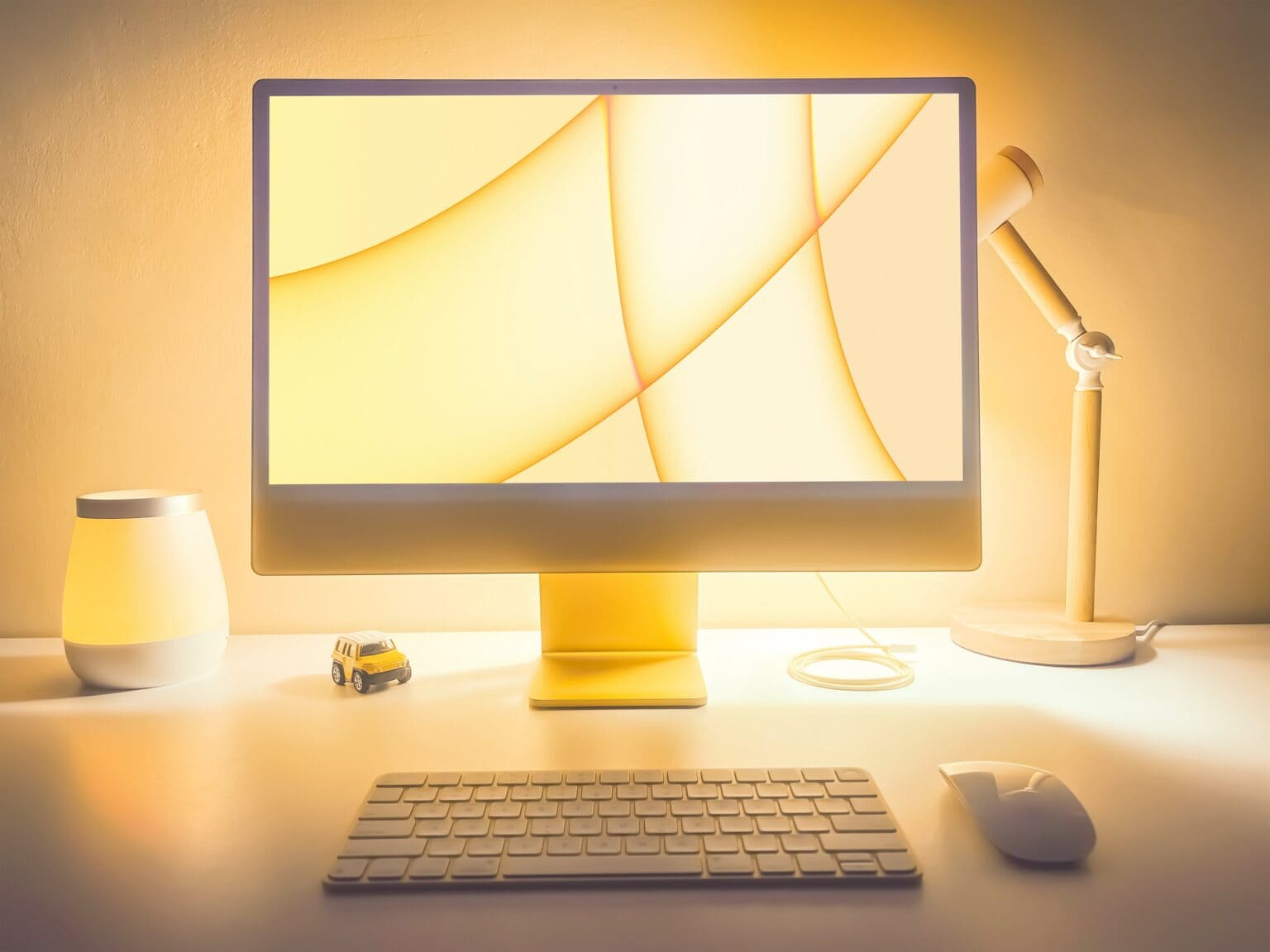 M1 iMac with yellow light