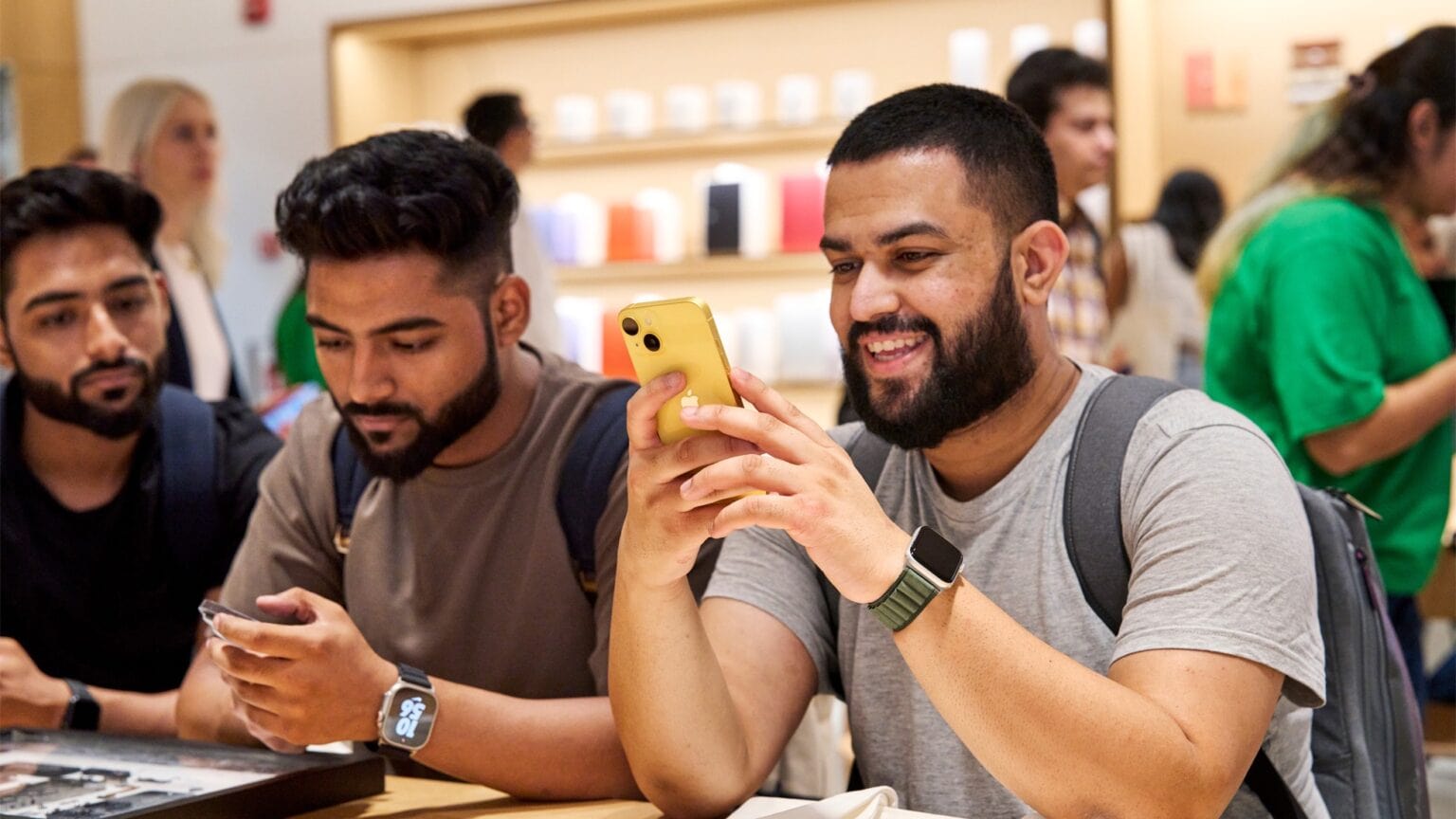 Apple Saket opened Thursday in the heart of India’s thriving capital of New Delhi.