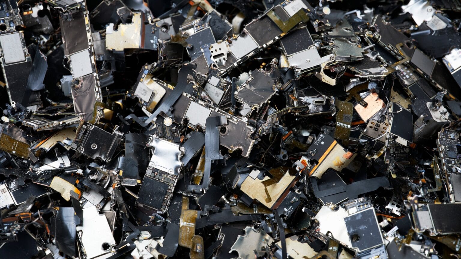 Apple accelerates push to make iPhones 100% recycled