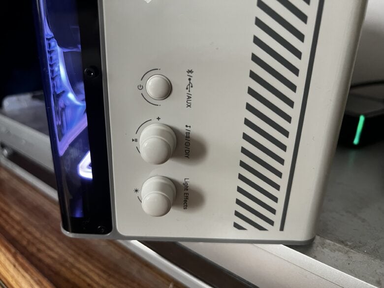 Edifier QD35 5 sleep:knobs A button and knobs on one side allow you to select standby mode, adjust volume and select lighting effects.