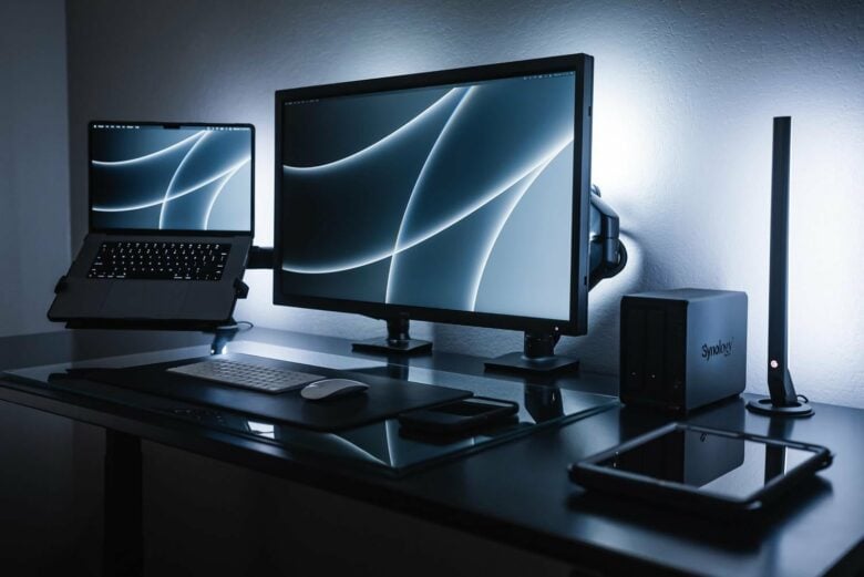 There's plenty going on this "minimal" computer setup.