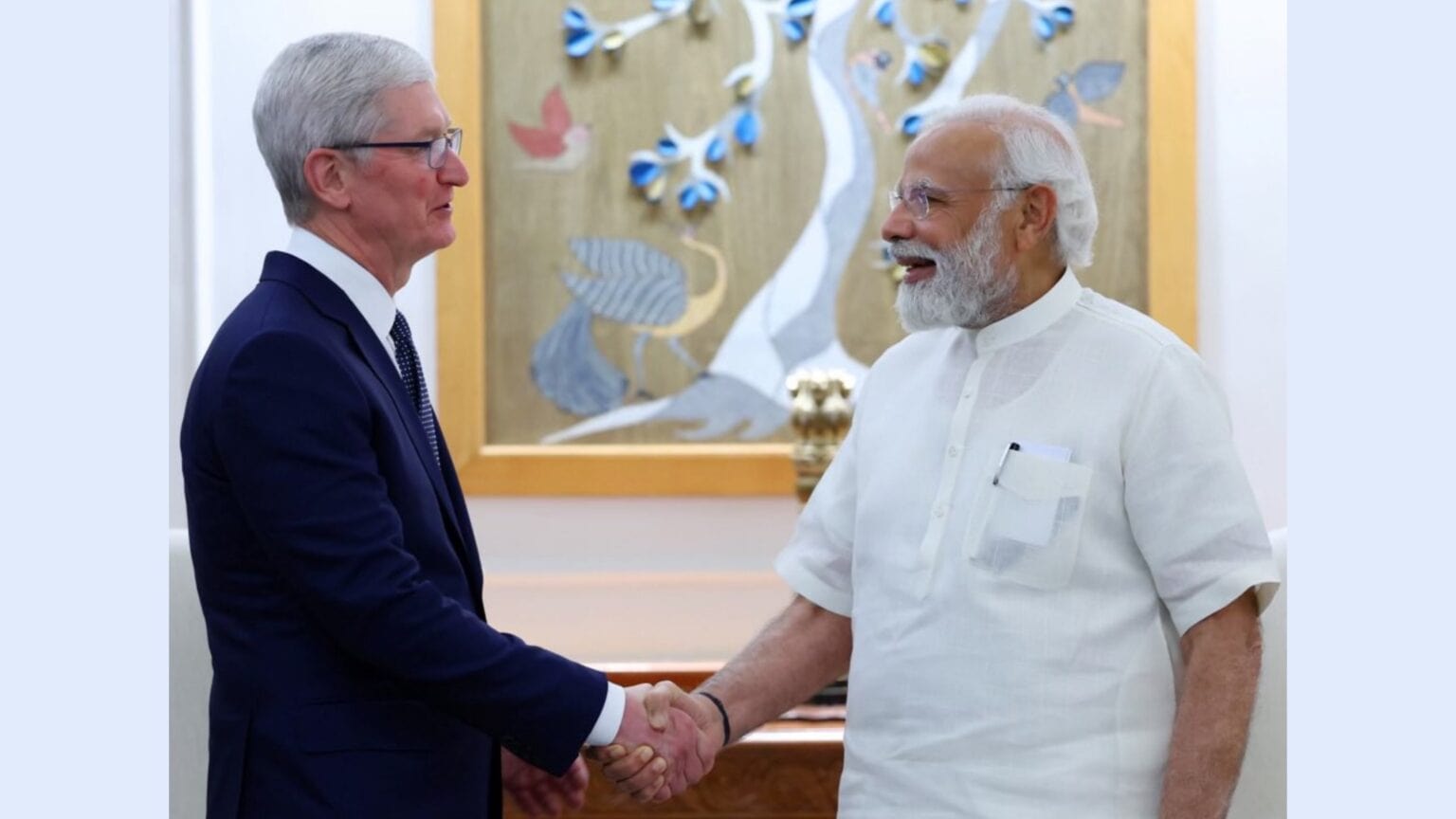Tim Cook goes on a grand tour of Indian (and can’t stop tweeting about it)