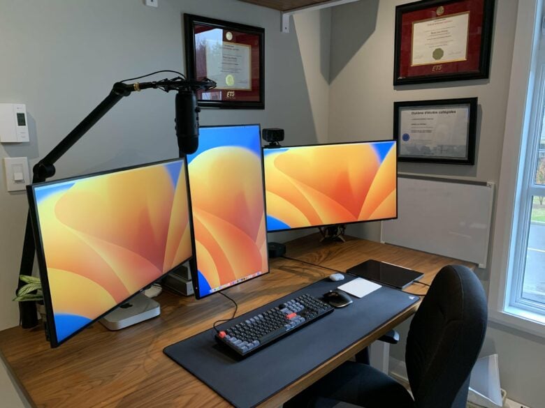 That's not a display configuration you see every day.