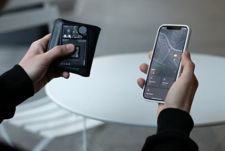 AirCard is a Find My tracker, an RFID blocker and a digital business card (NFC).