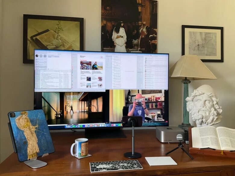 It's not easy to tell in a photo, but how readable does that text all over the screen look?