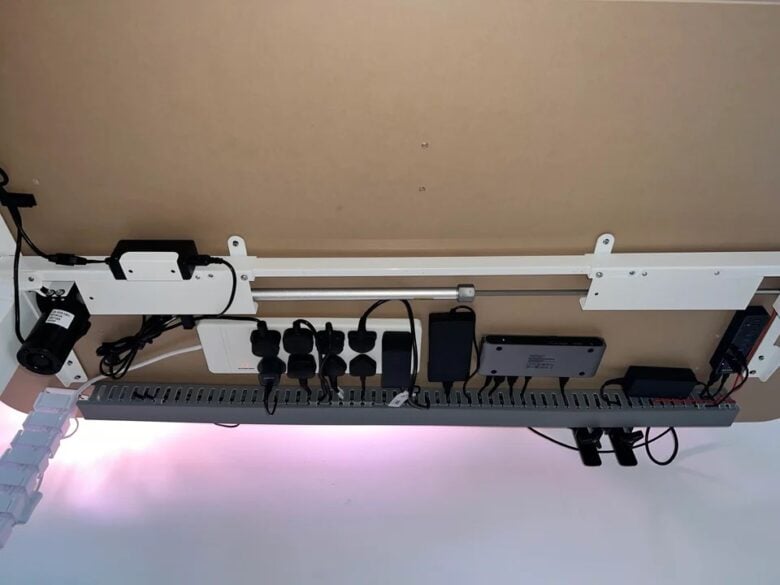 Setups Hot-Jellyfish-2934 cables July 26 2023 Top-notch cable management takes place under the desk thanks to double-sided gel tape.