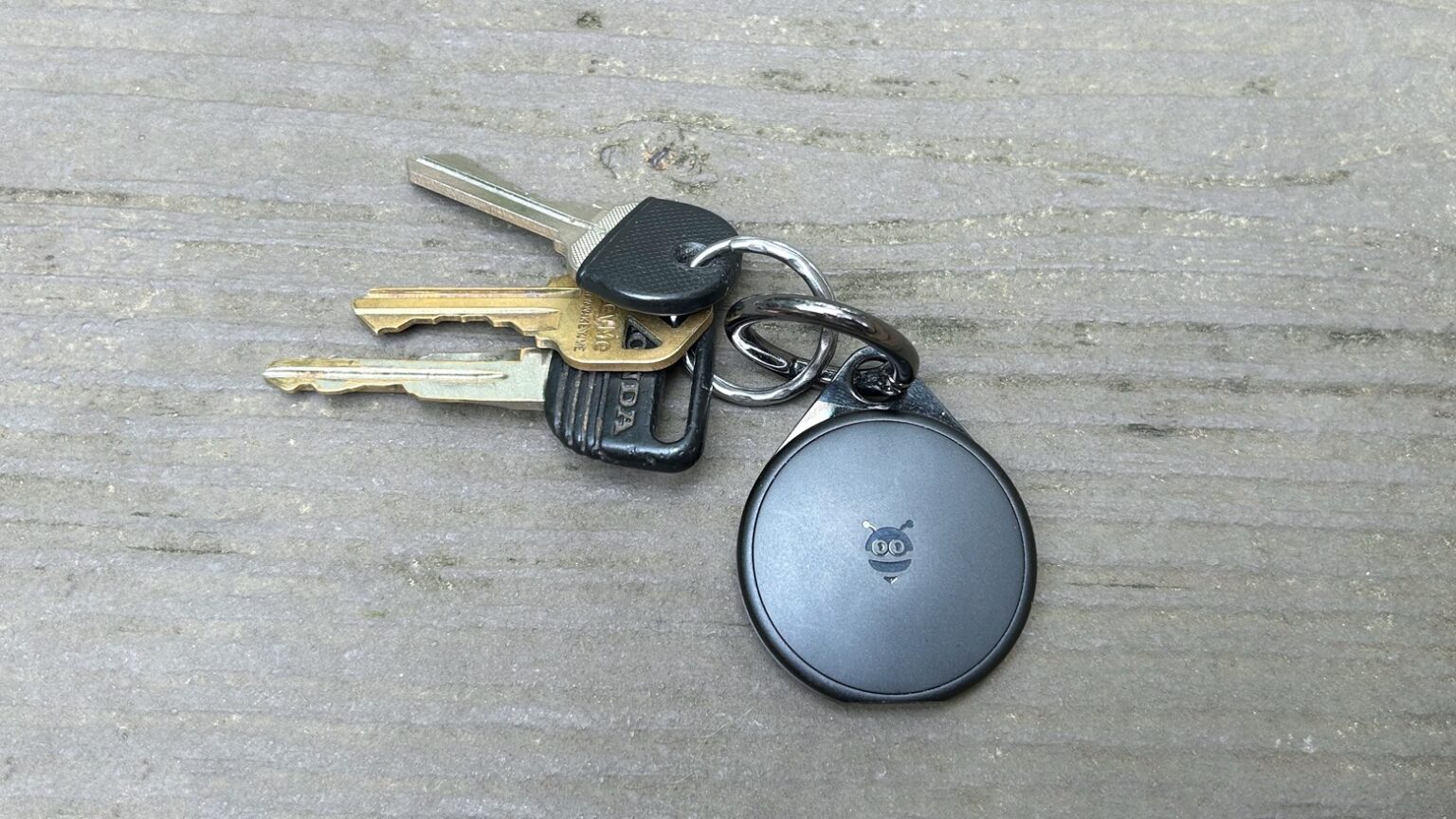3 ways Pebblebee Clip tracker tag is better than AirTag [Review]