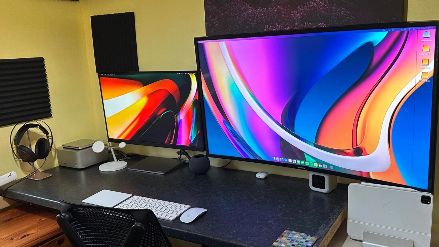 A big Samsung smart TV dominates this Mac Studio rig.