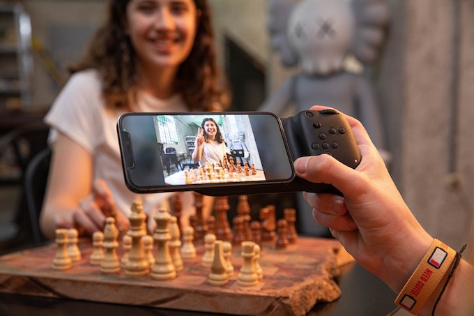 Miops Spark is a handheld device that gives your iPhone DSLR-like controls.