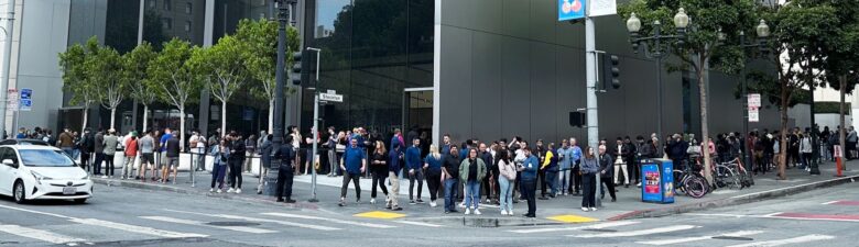 Apple store outdoor queue
