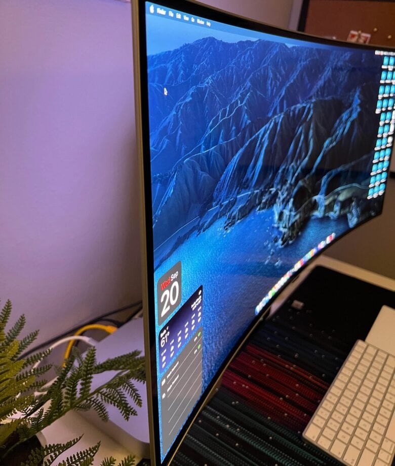 You can see the Mac mini peeking out from behind the big curved display.
