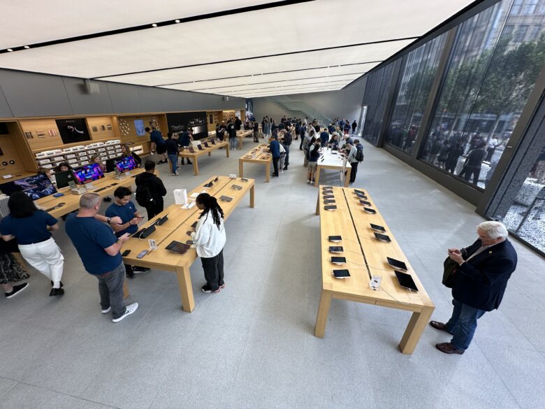 At Apple Union Square in San Francisco, hundreds of customers with preorders lined up before being ushered into the store in an extremely orderly and efficient manner. 