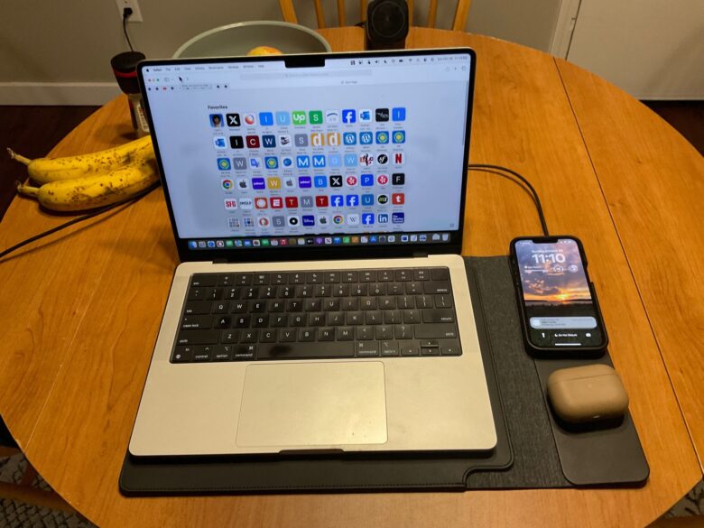 As you can see, you have to push the other gear around if you want to use Nexa as a mouse pad.