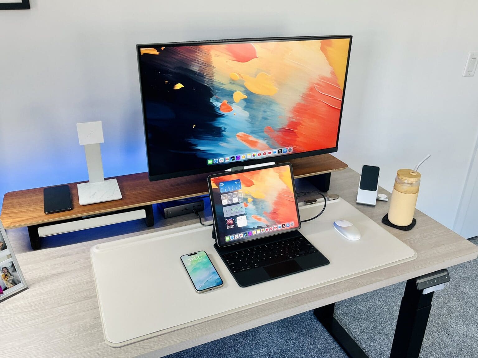 We don't feature a ton of iPad-driven setups, but that's not actually the cool thing we're obsessed with in this photo.