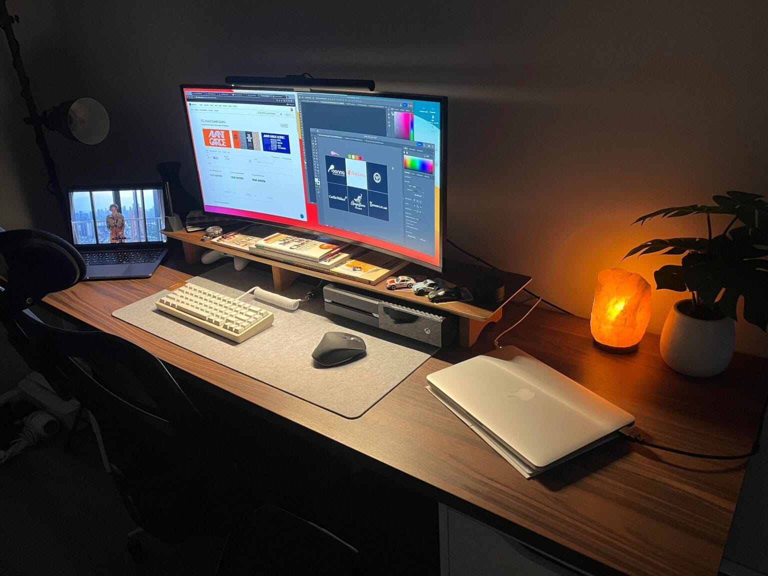 This setup features an M2 MacBook Pro, but it still uses a 2015 Retina model, too.