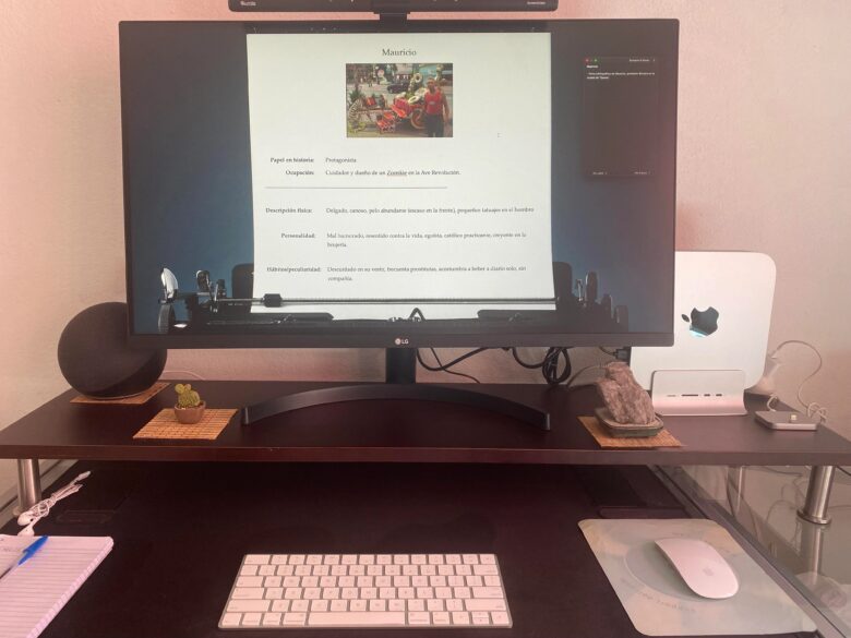 M1 Mac mini setup features vertical stand with SSD enclosure and 5-in-1 USB-C hub.