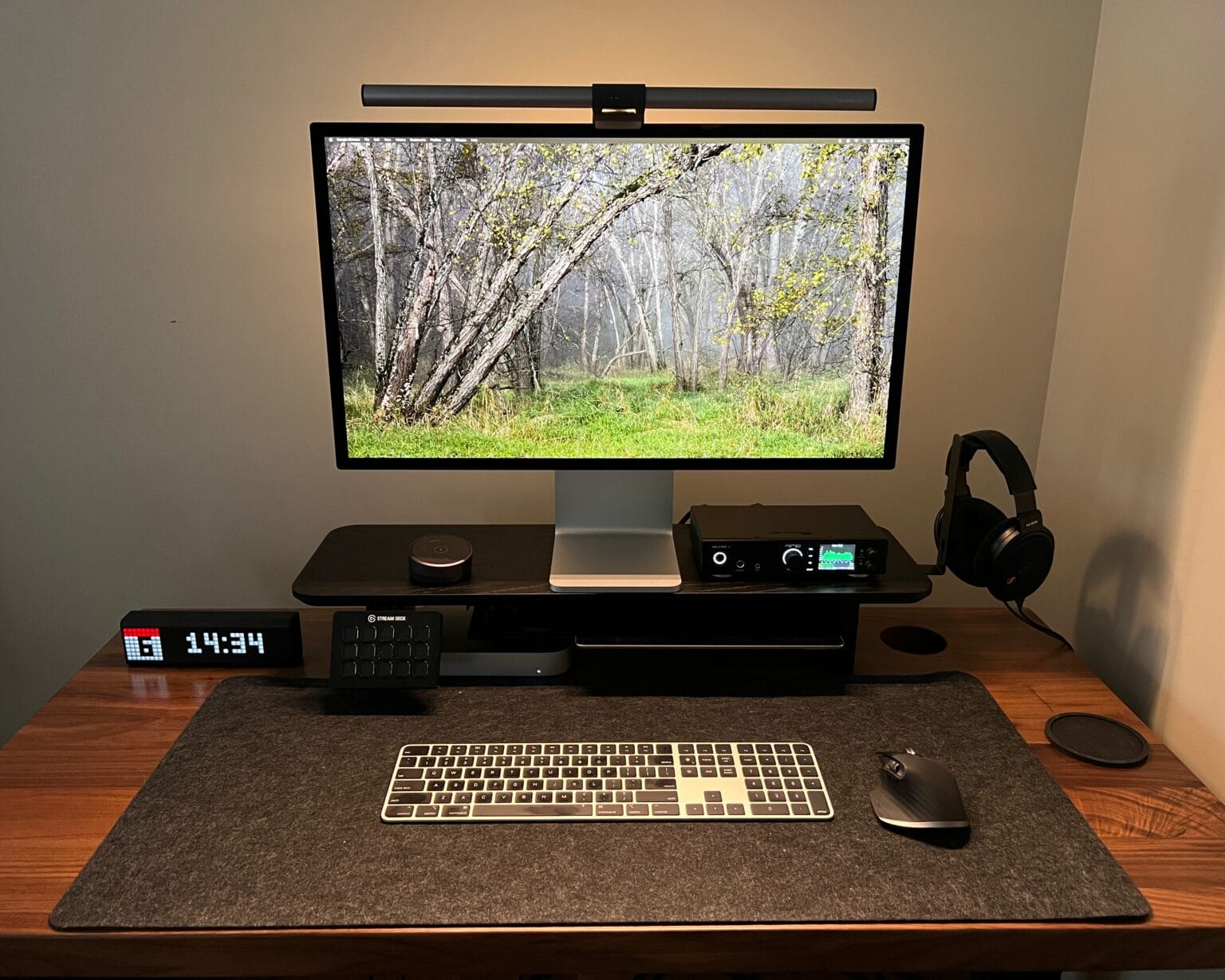 Mac mini setup Studio Display on monitor riser