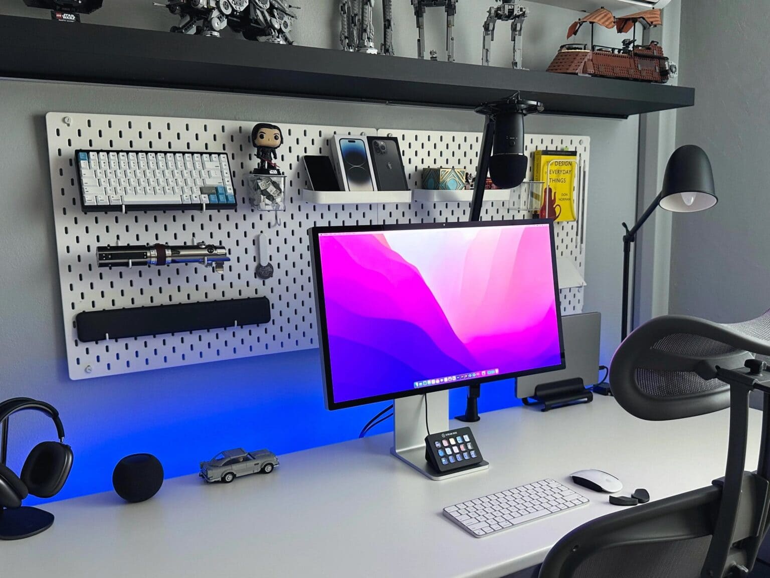 Setups Jose Munoz desk with MacBook Pro and Studio Display
