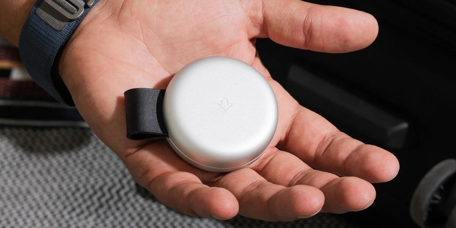 Twelve South's Butterfly 2-in-1 MagSafe charger in hand