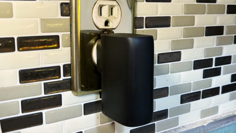 Belkin BoostCharge Hybrid Wall Charger 25W + Power Bank 5K in socket